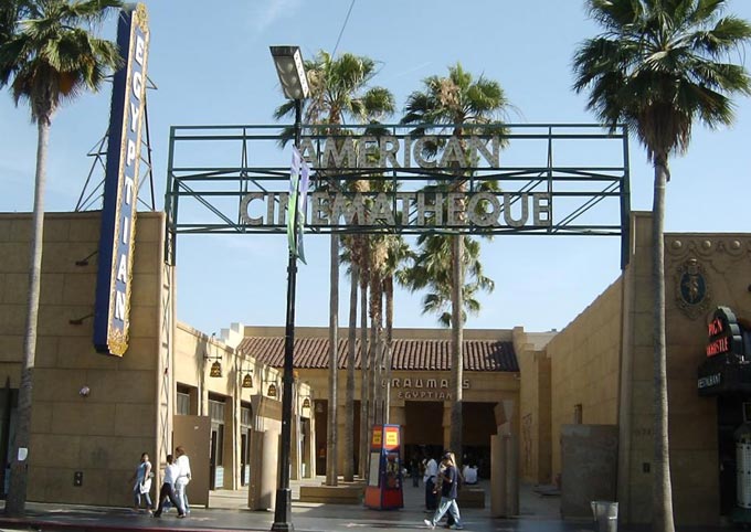 Netflix  تدخل في محادثات لشراء المسرح المصري في لوس أنجلوس