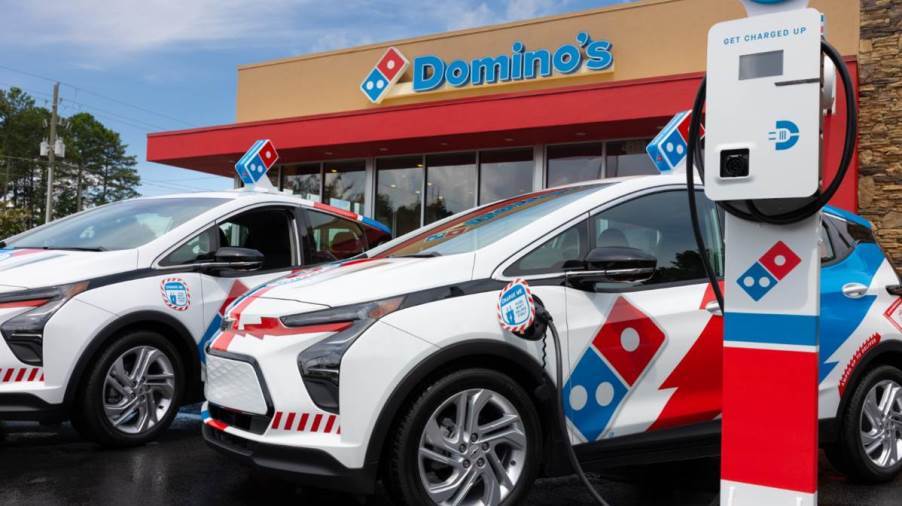 دومينوز بيتزا تبني اسطول توصيل جديد من السيارات الكهربائية